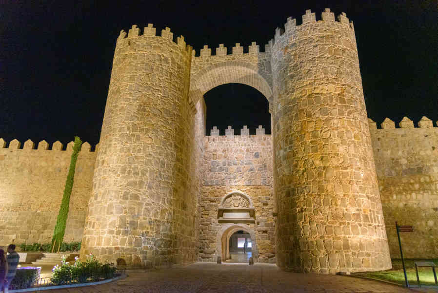 Ávila - muralla 6 - Puerta del Alcázar.jpg